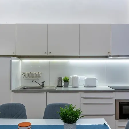 Exclusive With Sauna Next To The New York Cafe *