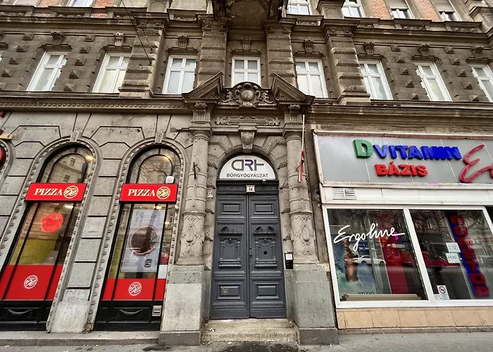 Exclusive With Sauna Next To The New York Café